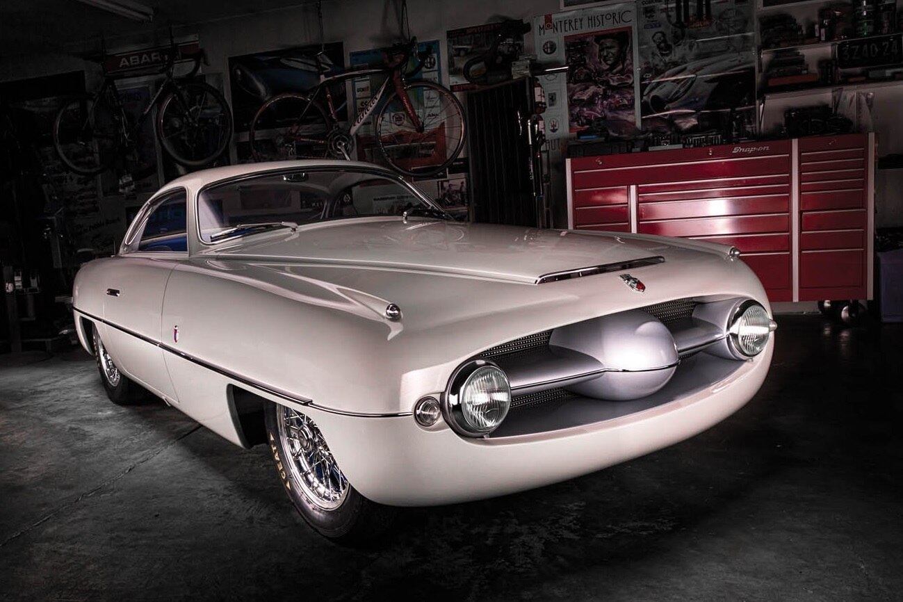 A Abarth foi fundada em 1949 na Itália com uma única proposta: quebrar recordes de velocidade nas pistas. Um dos motivos para o simbolo da divisão turbinada da Fiat ser um escorpião, é por conta dos carros ficarem altamente envenenados. Um conceito raríssimo da marca de 1953 irá à leilão nos Estados Unidos com status de relíquia e pode acarretar em milhões de dólares. Conheça o Abarth 1100 Sport Ghia 

