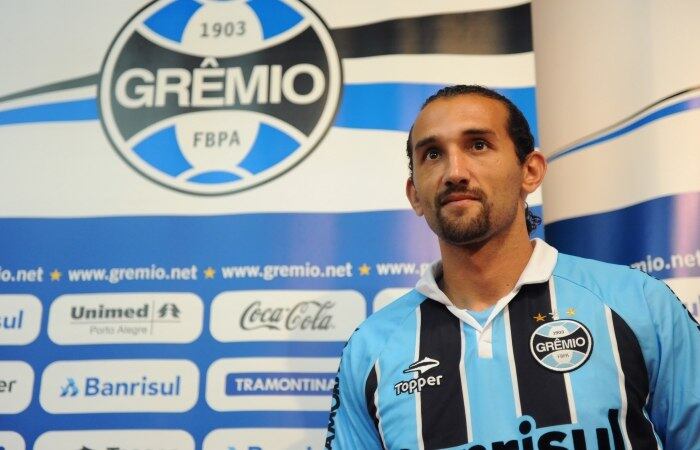 

O atacante do Grêmio, Hernán Barcos, ganhou destaque no
futebol brasileiro defendendo o Palmeiras. Após o término da temporada passada,
o jogador afirmou que gostaria de permanecer no clube paulista. Entretanto,
depois de um tempo, Barcos forçou a sua saída e se transferiu para a equipe
gaúcha. Na época, o jogador alegou que gostaria de ter mais visibilidade e que
na série B ele não conseguiria retornar a seleção da Argentina, que ele tinha
chegado graças ao clube paulista. Porém, desde então, a vida de Barcos não está
fácil, o centroavante não consegue repetir as boas atuações dos tempos de
Palmeiras e está cada vez mais longe da seleção, por outro lado, alguns atletas
do Palmeiras, por alguma ironia do destino, estão se dando bem com essa
questão. Confira a seguir

