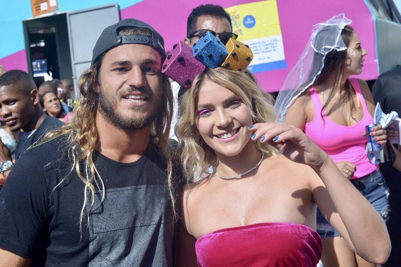Isabella Santoni e o namorado Caio Vaz chegaram juntos. A atriz de 23 anos foi toda trabalhada na cor rosa