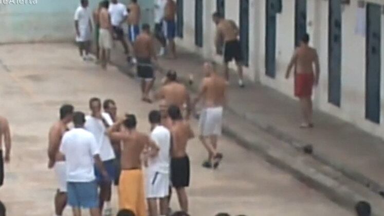 Ela já havia cumprido um ano e oito meses de prisão por tráfico de drogas e agora voltou à cadeia. A "Irmã Corintiana" foi condenada a 77 anos de prisão por participação nos quatro homicídios e por integrar organização criminosa