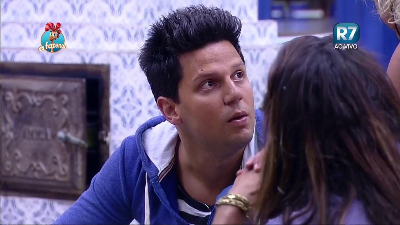Thiago ainda conseguiu manter a tranquilidade, ao menos em
um primeiro momento, pedindo para conversar com o peão no dia seguinte, quando Ovelha
estivesse recuperado das bebidas que tomou na festa. 

— Posso falar um negócio? Amanhã quando você estiver são,
a gente conversa
+ Revoltados! Peões pedem a saída da Fazendeira do reality
+ Douglas sensualiza para Rayanne e Luka na festa do Pijama
+ Ana Paula e Luka abrem Festa do Pijama com debate sobre os peões
+ Barraco histórico entre Ovelha e Luka marca visita de Geraldo Luís
