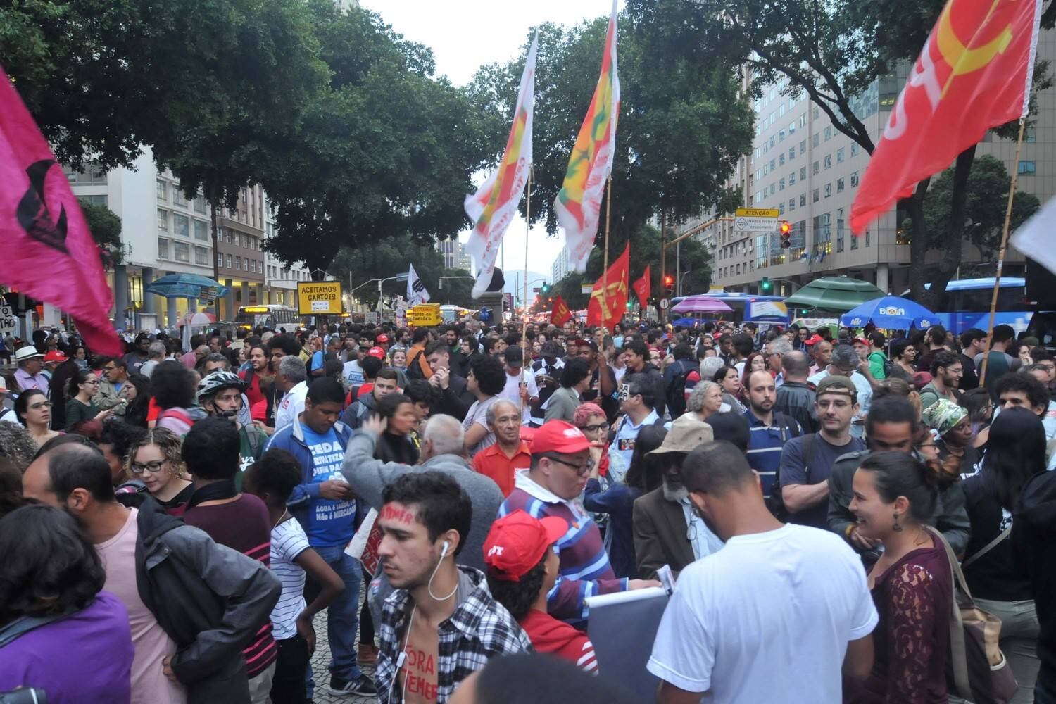Manifestantes se concentraram ao redor da igreja da Candelária por volta das 16h30, após o pronunciamento oficial do presidente Michel Temer