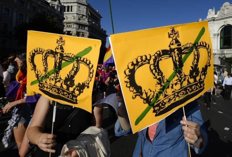 
Sob o lema "Referendo Já", milhares de republicanos protestaram neste sábado na Espanha para exigir uma consulta sobre o fim da monarquia, após a abdicação do Rei Juan Carlos em favor de seu filho Felipe VI

