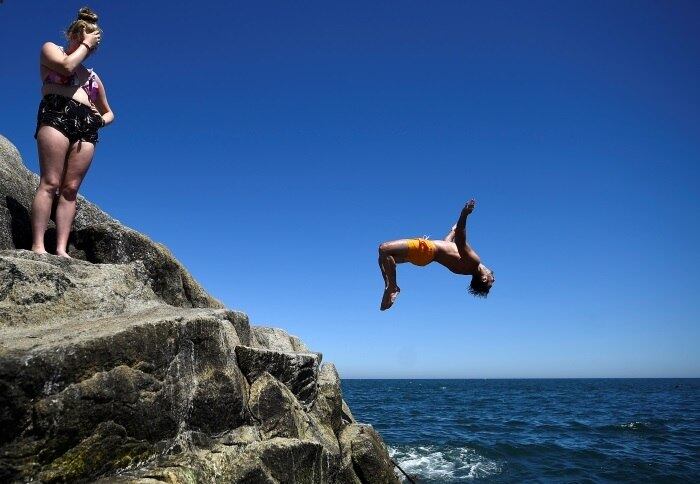 Na Irlanda, as pessoas estão se divertindo durante o período quente no país