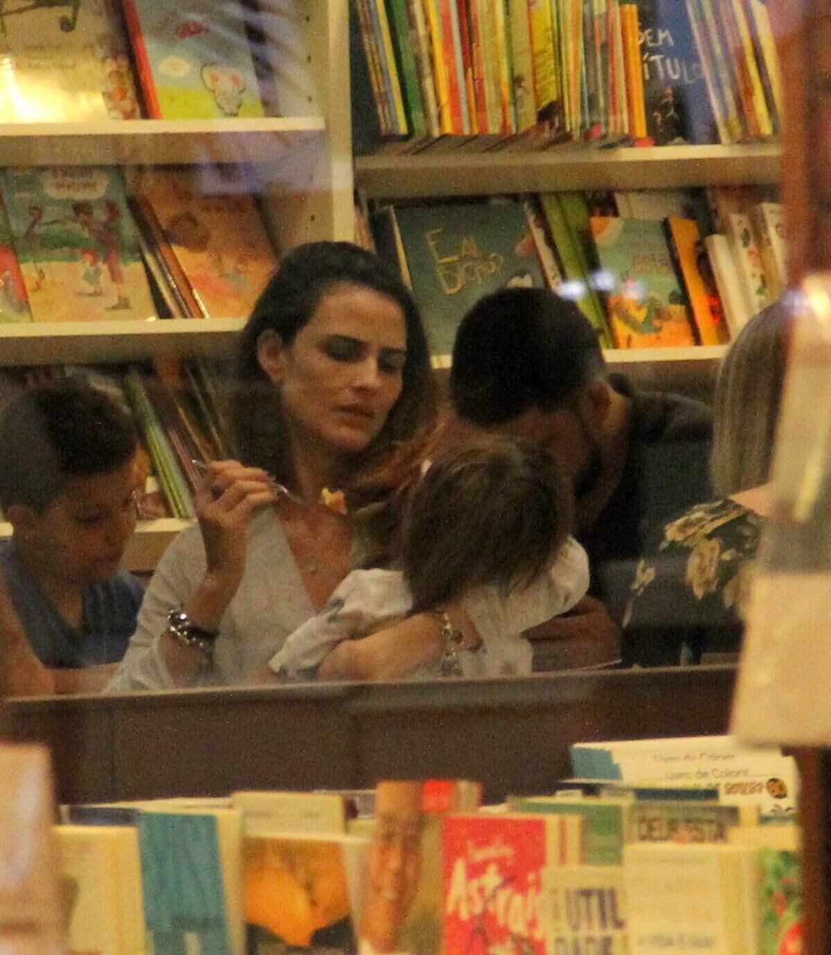 Mãe coruja, ela deu comida na boca do filho 