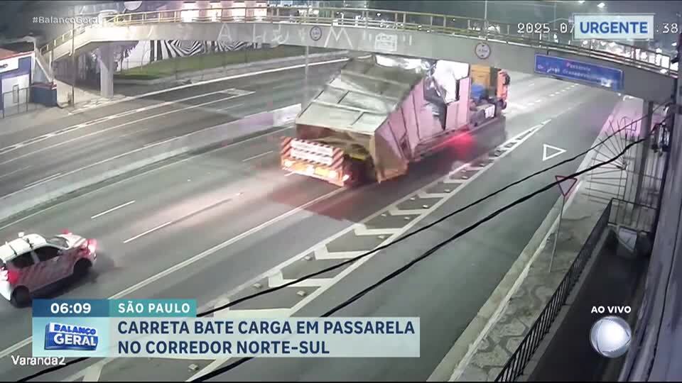 Caminhão bate em passarela e derruba carga na pista da avenida Moreira Guimarães, em SP