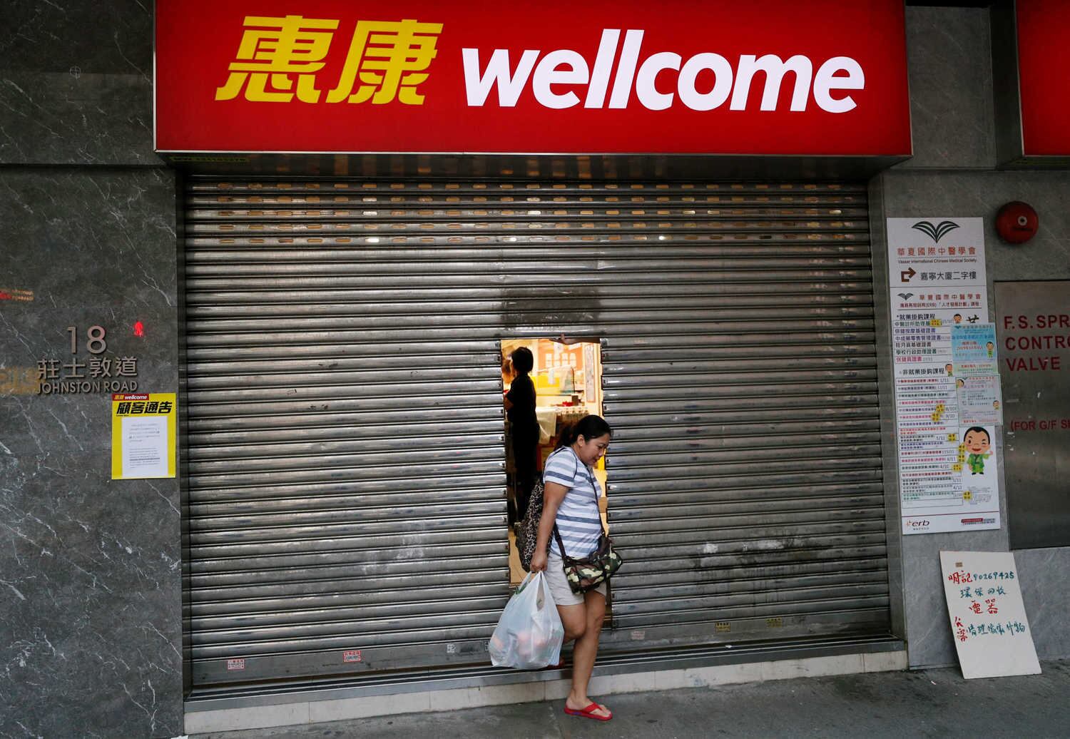 "O comportamento radical dos manifestantes levou Hong Kong a uma noite muito escura, deixando a sociedade hoje meio paralisada", disse ela em observações pré-gravadas."A extrema violência ilustrou claramente que a segurança pública de Hong Kong está amplamente ameaçada. Essa é a razão concreta pela qual tivemos que invocar a lei de emergência ontem para introduzir a lei anti-máscara".