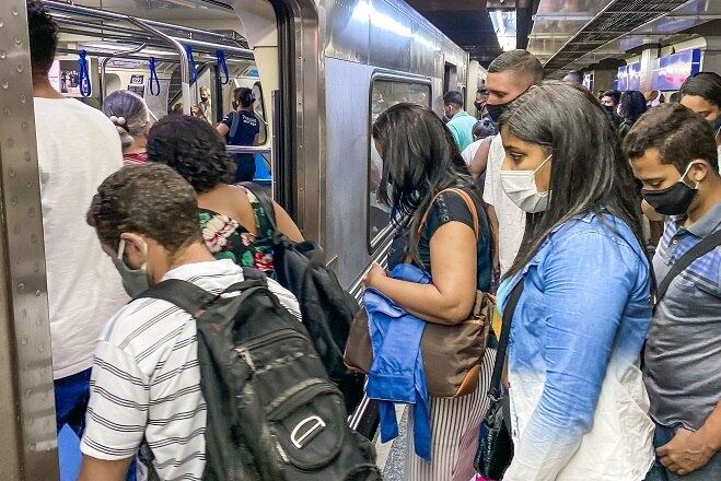 Transporte público lotado em São Paulo nesta segunda-feira (12)