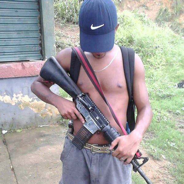 Os criminosos ainda dizem receber as armas de São Paulo.

— O presentinho que os irmão de são paulo do PCC mandou pros caveira chegou vu (sic)
