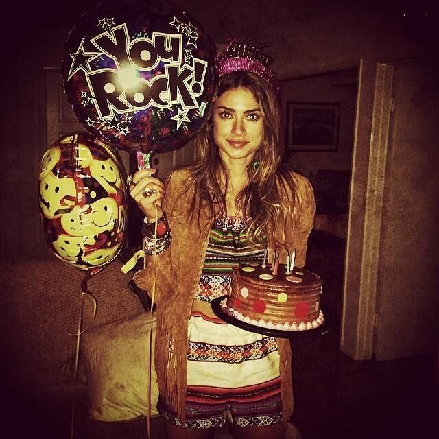 Thaila até chegou a publicar fotos no Instagram em que aparece comemorando o aniversário com bolo e bexigas