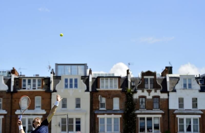 O britânico Andy Murray  saca durante treino para o campeonato de tênis Queen's Club, em Londres