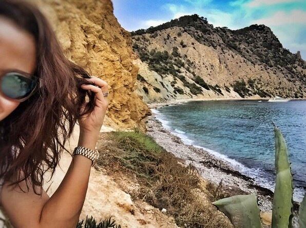 A atriz de 41 anos também fez o uso das redes sociais para mostrar os pontos mais bonitos da ilha