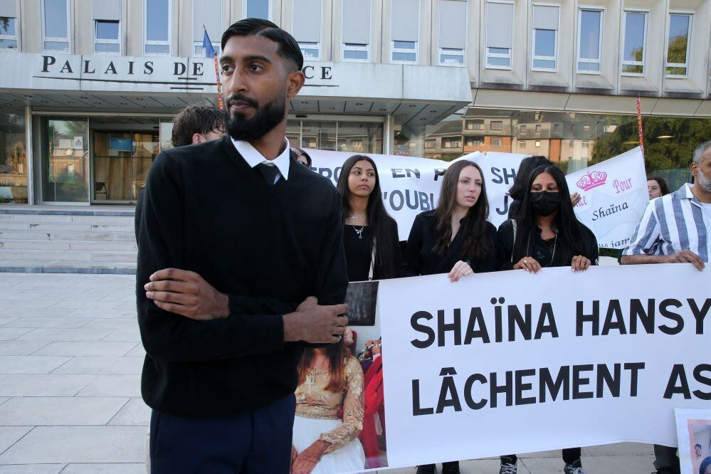 Yasin Hansye, irmão mais velho de Shaïna, em frente à Corte nesta sexta-feira (9), com mulheres que pediam justiça para a francesa que foi morta aos 15 anos, em 2019