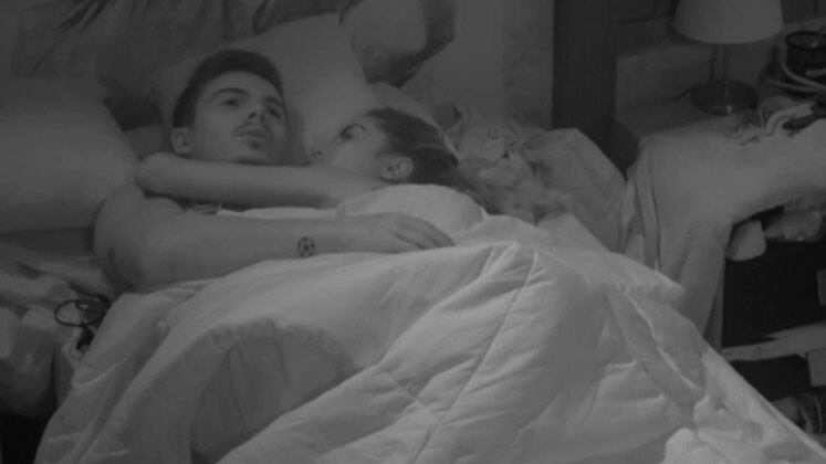 O casal até ficou deitado na mesma cama! Em uma conversa com Tati, Thomaz contou que na sua vida já tentou ser aceito em vários grupos, mas nunca foi acolhido em nenhum deles, e que essa situação na sede estava ativando gatilhos. Ainda durante o papo, os dois falaram sobre definir uma nova aliança para o jogo