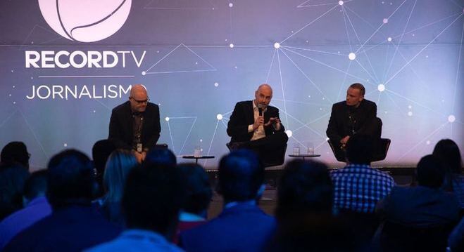 Diretores de Gestão e de Conteúdo em Jornalismo com Tavolaro ao centro