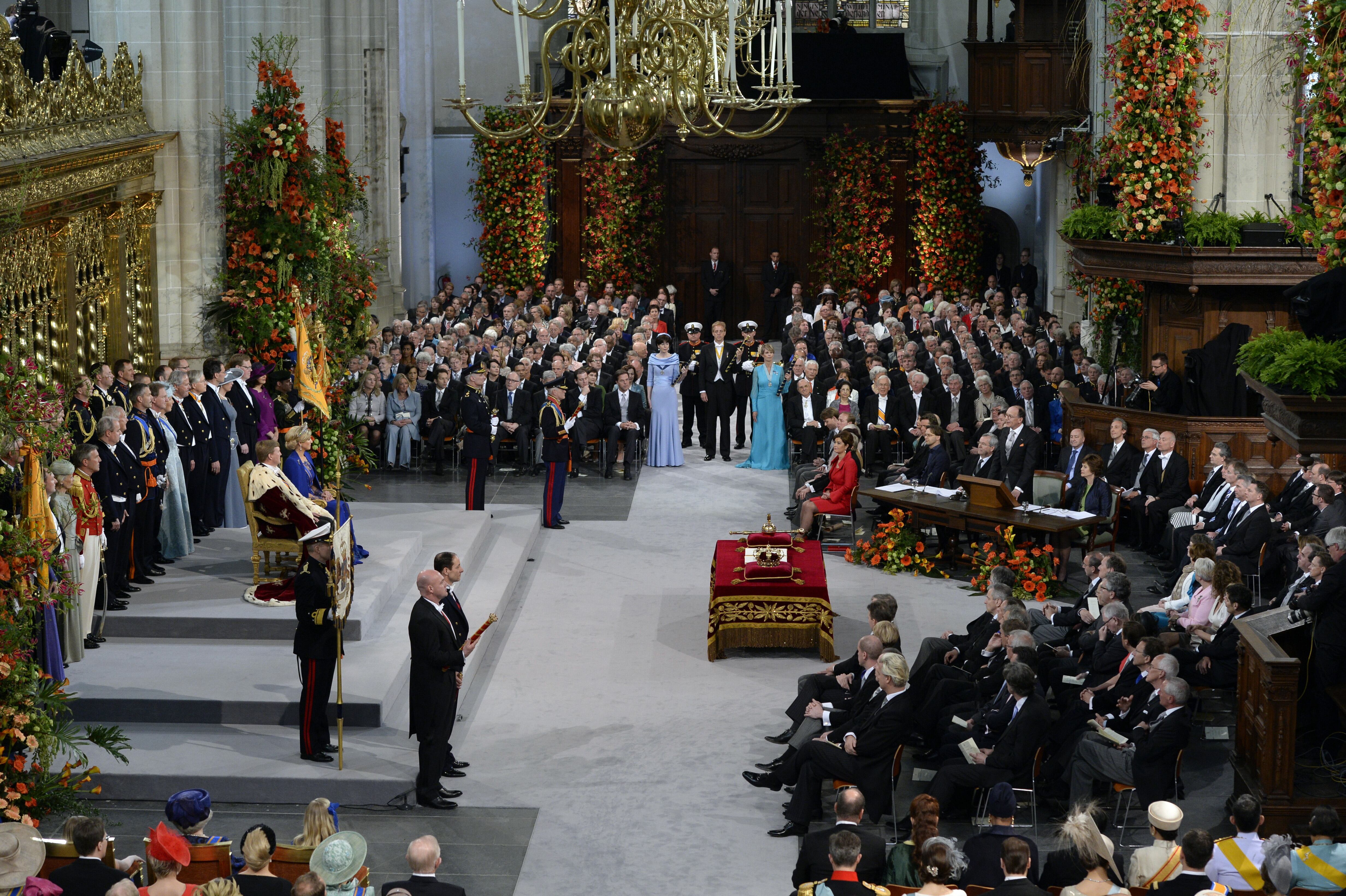 A cerimônia de abdicação de Beatrix, que anunciou essa decisão no fim de janeiro, pouco antes de completar 75 anos, aconteceu minutos antes no Salão de Moisés, no Palácio Real de Amsterdã