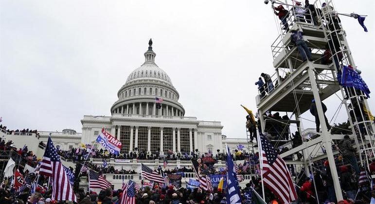 Centenas de pessoas invadiram a sede do Congresso dos EUA em janeiro de 2021
