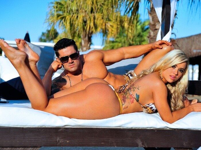 

Os dois formaram o primeiro casal da sexta edição do reality
show. Dentro da casa, viveram um romance caliente. Quando Aryane foi eliminada
do programa, encontrou sua vida de pernas para o ar. Wellington Jr. a acusou de
traição em rede nacional. Ele afirma que os dois ainda são casados e tinham um
bom relacionamento. Ela disse que terminaram antes do confinamento.

