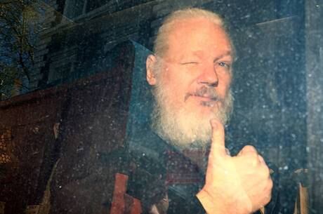 Assange pode pegar pena de 175 anos de prisão
