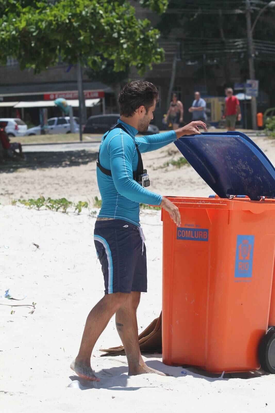 Bruno Gagliasso e Ricardo Pereira praticam stand up paddle na praia da Barra da Tijuca, no Rio