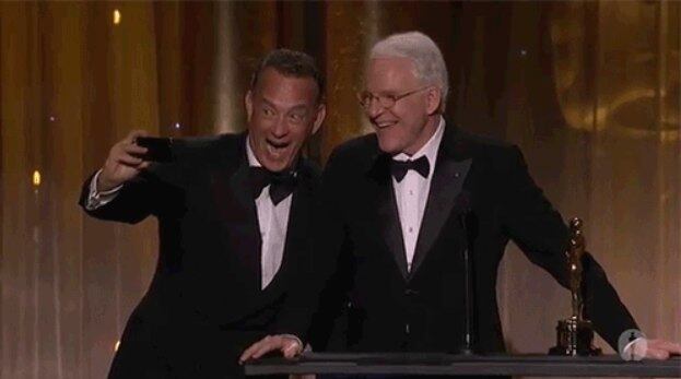 Os atores Tom Hanks e Steve Martin em selfie durante evento de figuras públicas nos Estados Unidos