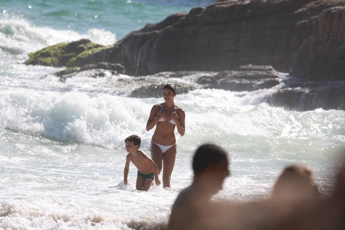 Sophie Charlotte e Daniel de Oliveira se divertem em praia com a família
