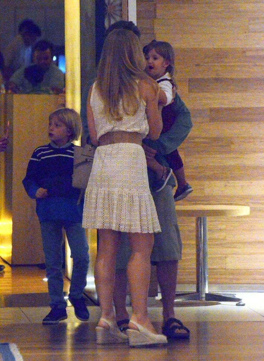 Luciano Huck e Angélica passeiam com filhos em shopping do Rio