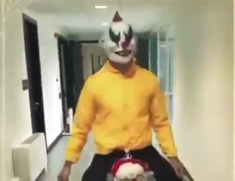 O momento foi registrado em vídeo, que ele publicou em suas contas oficiais nas redes sociais ao som de