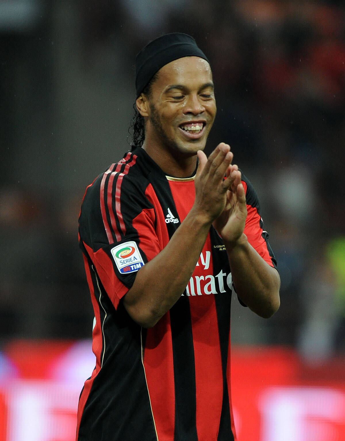 Já em decadência no Barça, R10 trocou o time espanhol pelo Milan em 2008. E a mudança não foi só de clube, mas também de postura. Milionário e com quase todos os títulos possíveis no currículo, o craque deixou a bola de lado e passou a dar prioridade às baladas, mulheres, bebidas e ausências em treinamentos. Em campo, o velho Ronaldinho dos dribles e golaços deu lugar a um veterano que só tocava a bola de lado...