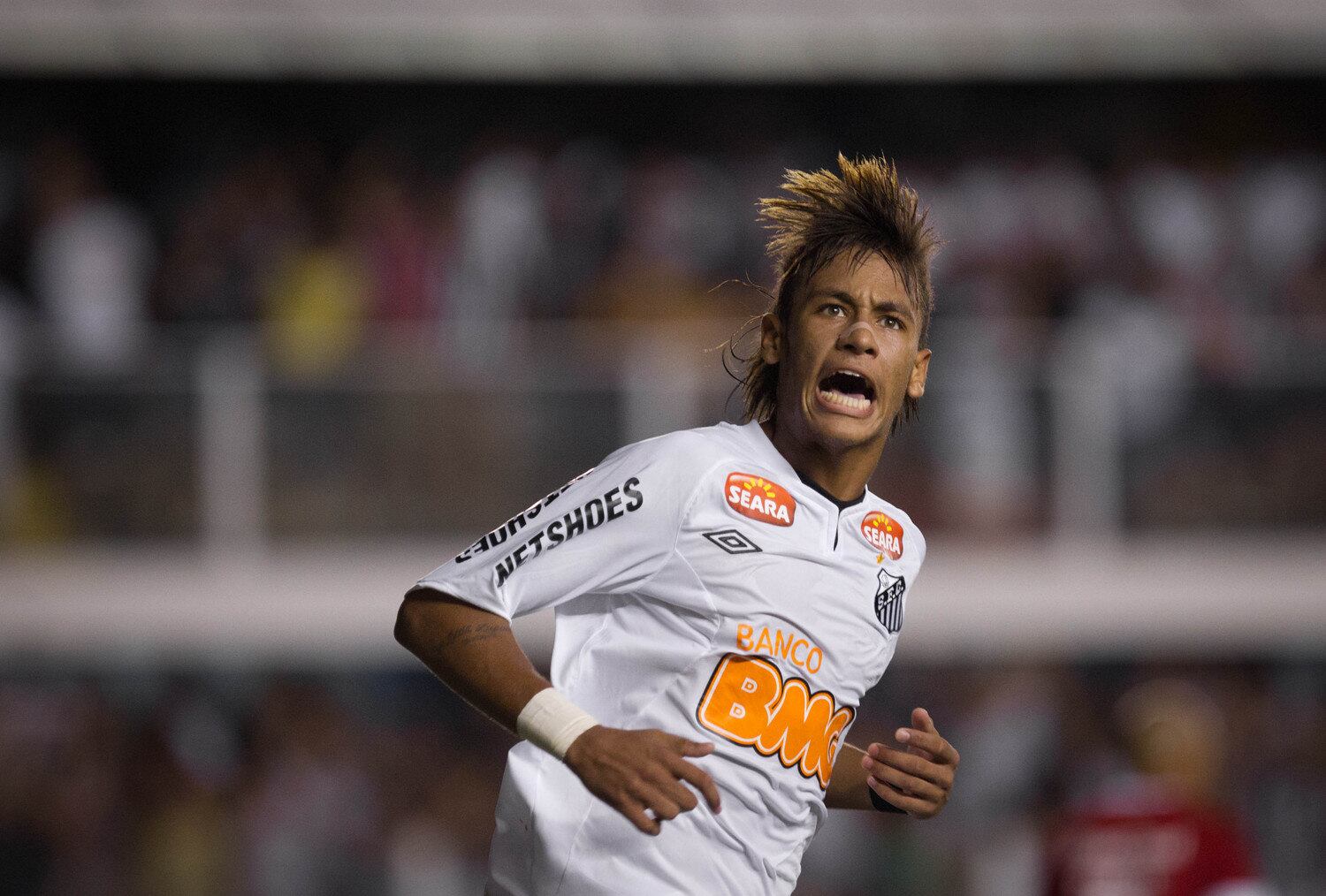 Após uma longa espera, o Santos finalmente está de volta à Copa Libertadores da América. Depois de conquistar o terceiro título de sua história em 2011, o Peixe chegou às semifinais no ano seguinte, mas parou no posteriormente campeão Corinthians. Desde então o time da Vila Belmiro não havia mais disputado a competição continental. Agora, cinco anos depois, o clube não quer fazer feio e já busca reforços para 2017