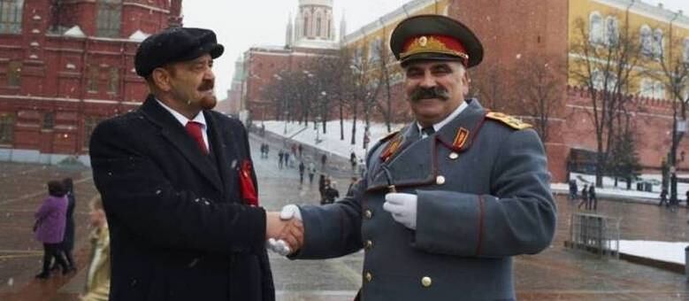 Stalin bateu nas costas de Lenin com um guarda-chuva diversas vezes