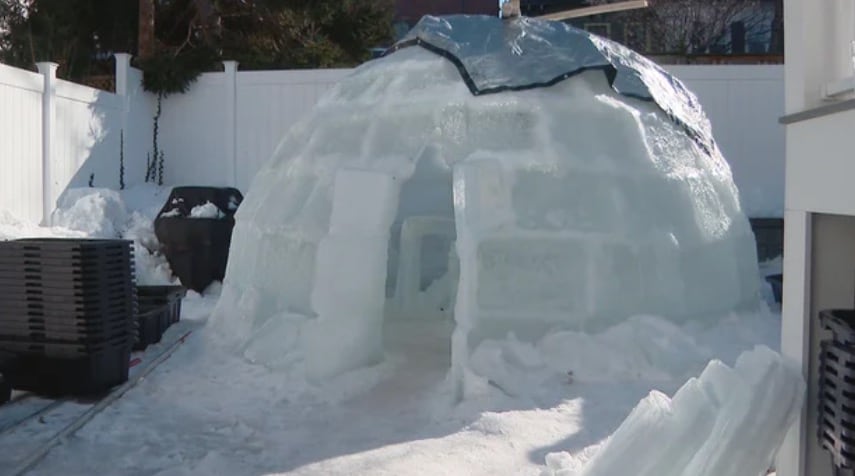 Iglu a no quintal de uma propriedade no sul de Boston