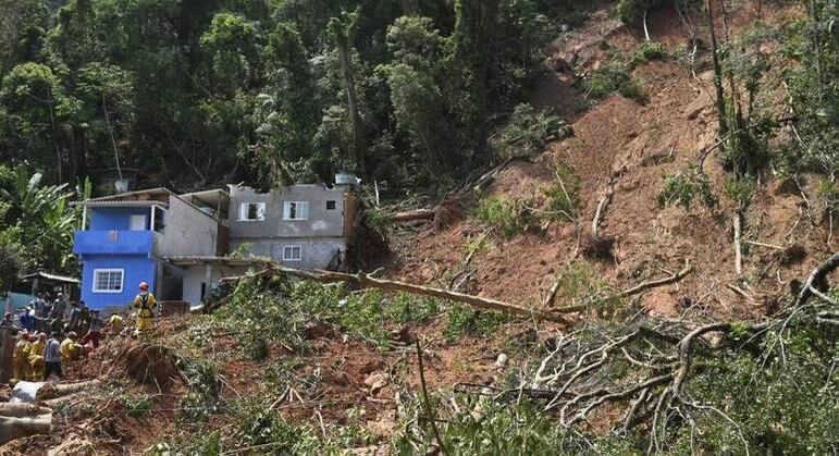 Fortes chuvas que atingiram a região no fim de semana provocaram ao menos 48 mortes