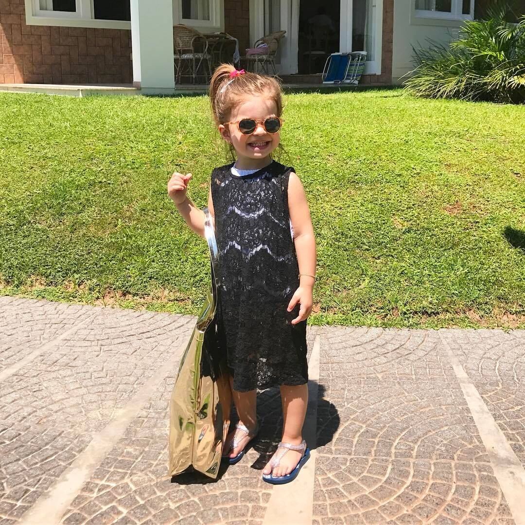 A mamãe também revelou que Valentina é muito vaidosa. Com um ano e alguns meses, ela já "roubava" os sapatos de salto alto de Mirella e saía andando pela casa.

— Ela adora ir no meu camarim, pegar maquiagem,
bolsa... bem coisa de menina 
 