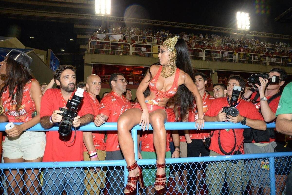Segundo os paparazzi de plantão, Sabrina queria se aproximar do público na Sapucaí