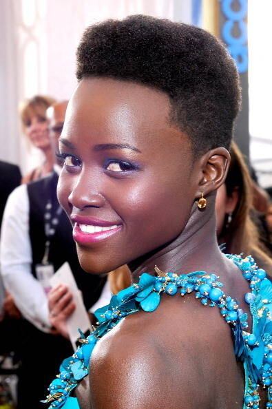 Lupita Nyong’o é a mais nova queridinha de Hollywood. Depois
de esbanjar simpatia, estilo e beleza nas premiações do cinema, a queniana
corou seu ano vencendo o Oscar de melhor atriz coadjuvante logo em sua estreia!
Ela interpretou uma escrava em 12 Anos de Escravidão. Sempre sorrindo, Lupita
tem carisma de sobra. Confira fatos curiosos sobre a atriz 