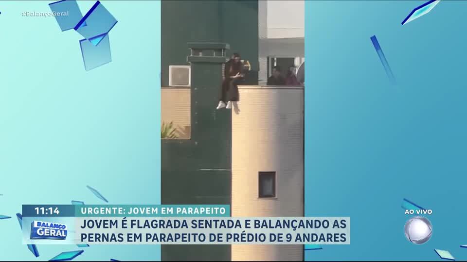 Jovem é flagrada sentada e balançando as pernas em parapeito de prédio de 9 andares em SC