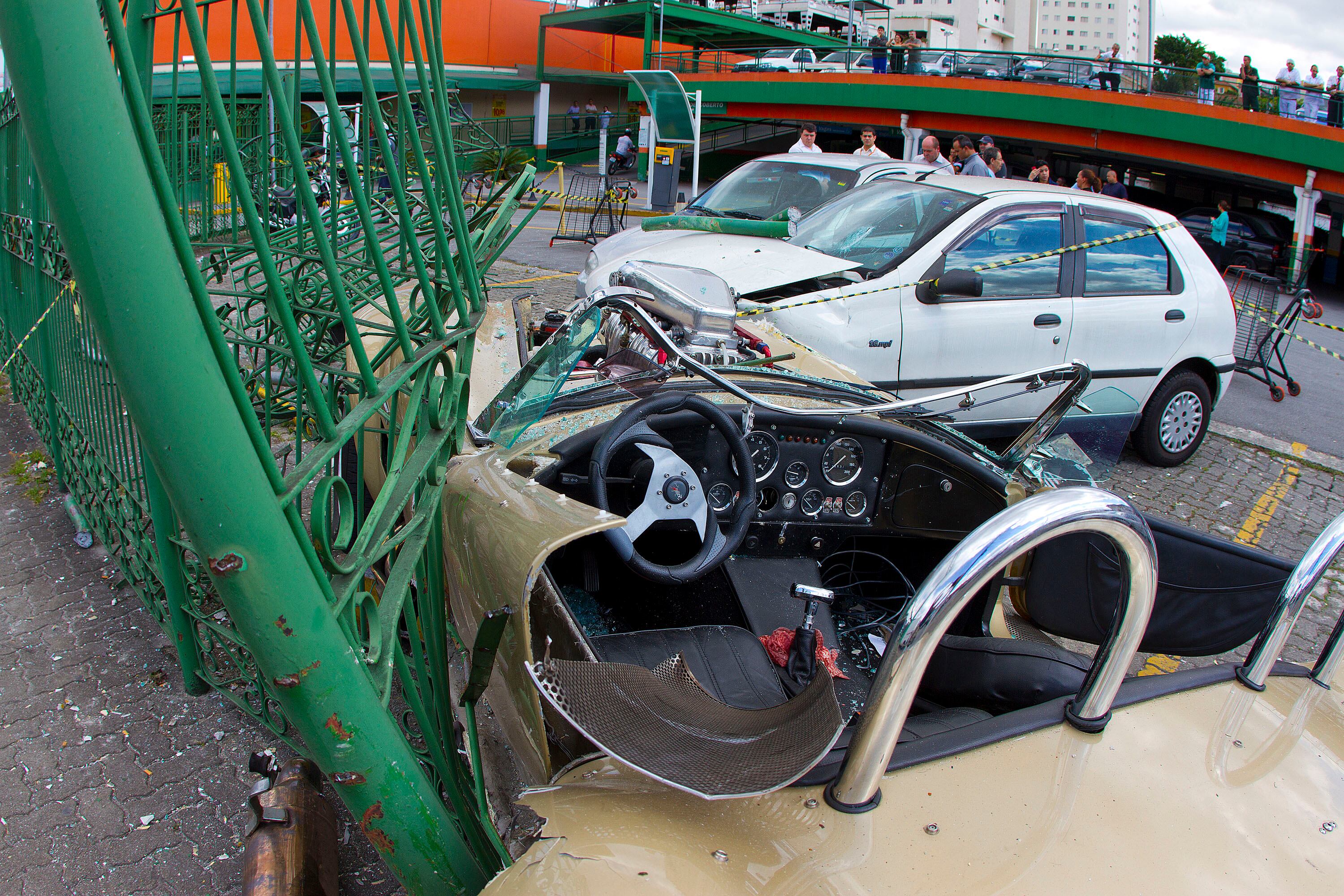 Ao entrar no estacionamento, o carro atingiu outros dois veículos e
duas motos