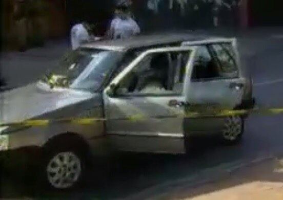 Todos os vidros do veículo foram destruídos pelos disparos