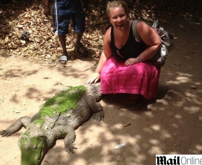 A britânica Catharine Stewart viajou para a África em julho de 2013 para fazer um trabalho de caridade, mas se transformou em uma hospedeira de um verme carnívoro. Ela voltou para casa com 14 larvas em seu corpo e ficou cheia de pequenas mordidas marcadas na pele. Veja mais detalhes da bactéria que ela contraiu