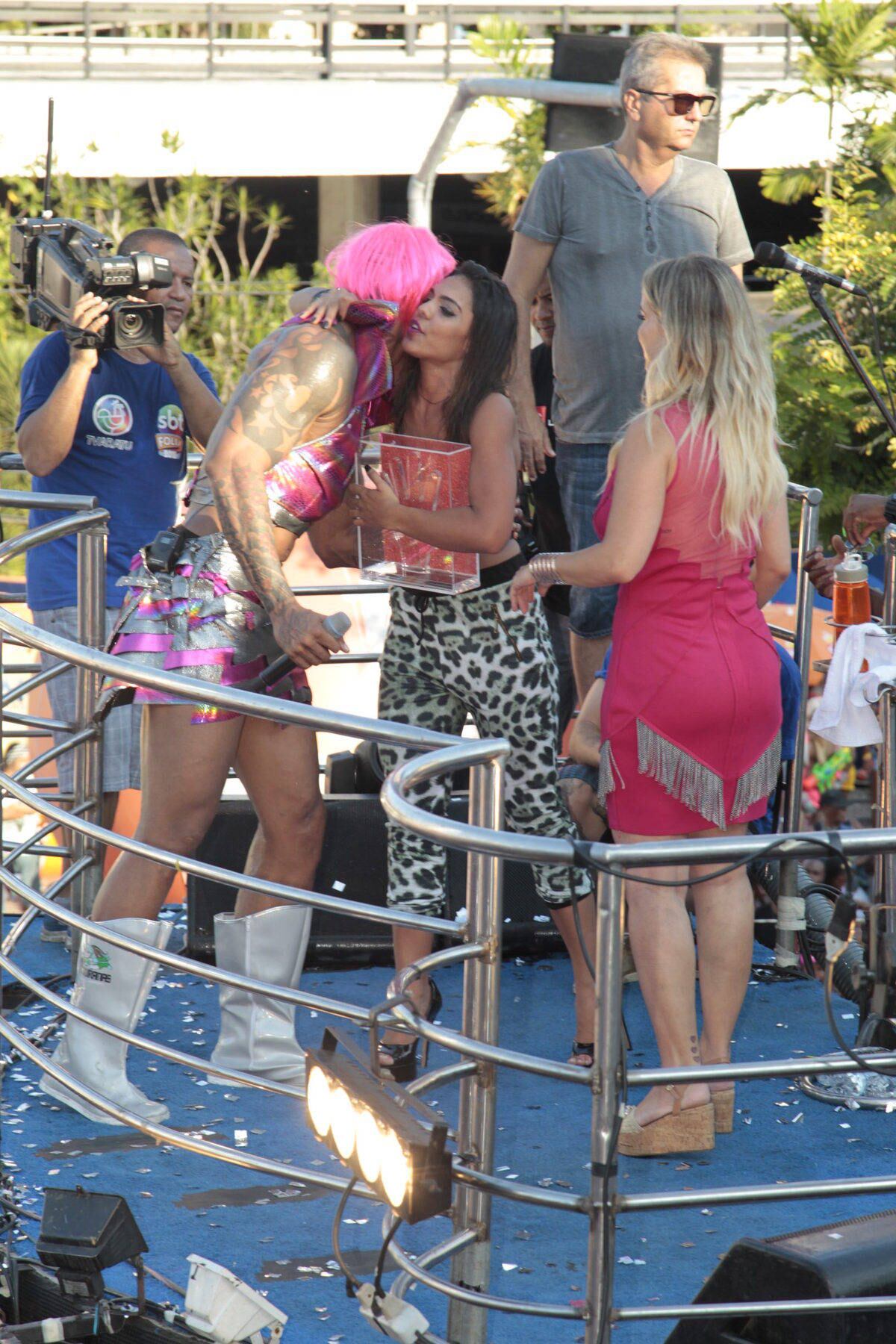 Vestido de mulher, Léo Santana agita multidão em trio elétrico