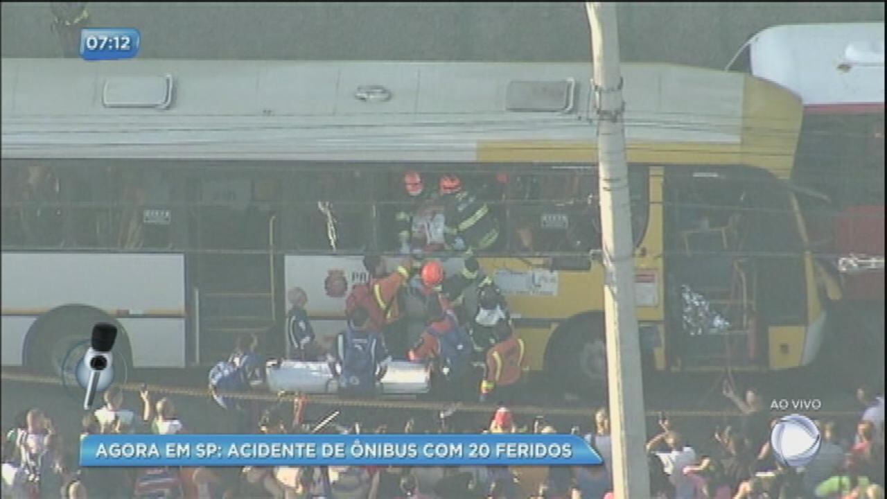 Pelo menos nove viaturas do Corpo de Bombeiros foram acionadas para o local