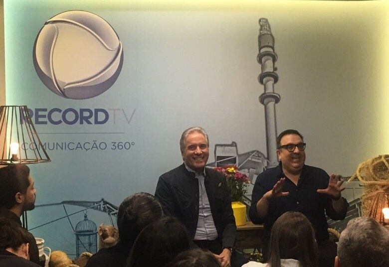 A premiação também entra na onda das mudanças de A Fazenda - Nova Chance. Carelli explicou que R$ 2 milhões serão disputados ao longo do confinamento. "A gente fez diferente dessa vez. Ao invés de ser um prêmio de R$ 2 milhões para o vencedor, é um prêmio de R$ 1,5 milhão para o vencedor e mais R$ 500 mil em prêmios que vão ser disputados ao longo da temporada. Então, você tem mais chance de ganhar prêmios grandes, como um carro, por exemplo"