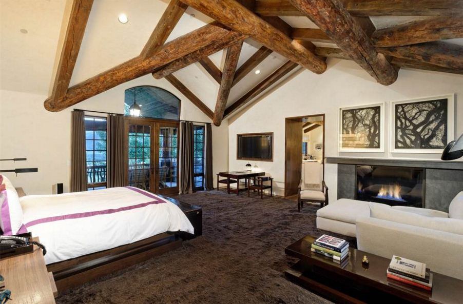 O imóvel tem cinco quartos, cinco banheiros e três lavabos