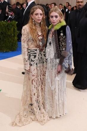 Mary-Kate e Ashley Olsen gastaram a renda para o look do MET Gala