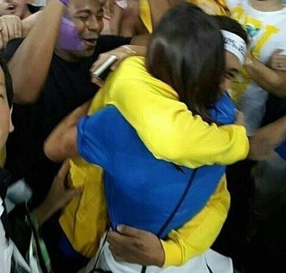 E isso ficou provado durante os Jogos Olímpicos Rio 2016. Após conquistar o tão sonhado ouro, Neymar foi até as arquibancadas do Maracanã e abraçou a amada, comovendo todo o Brasil