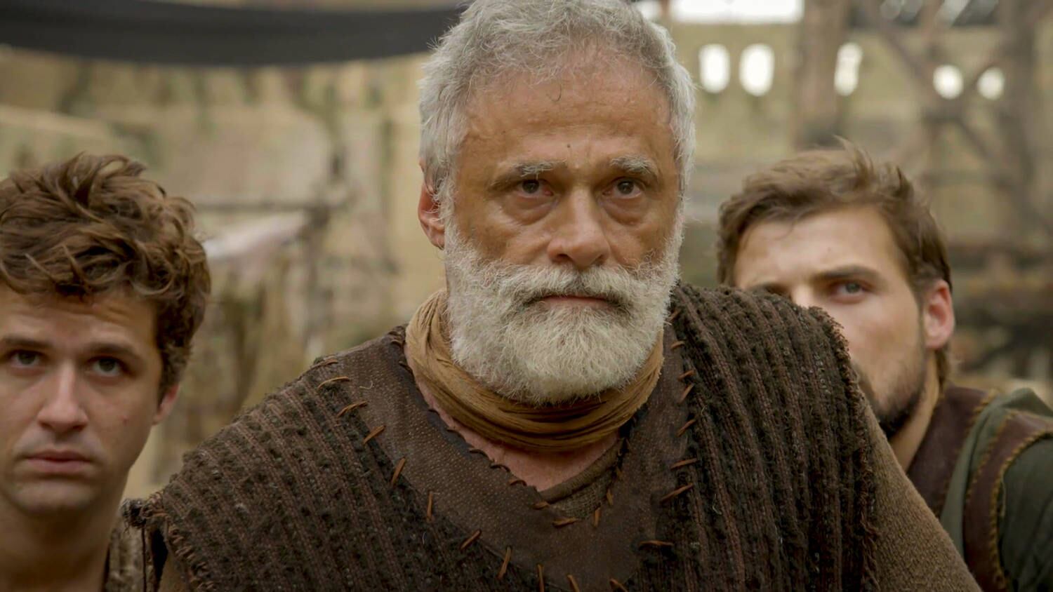 É possível discordar sem desrespeitar
Após se embebedar com
vinho da videira que havia plantado, Noé foi desrespeitado pelo próprio filho,
Cam. Bem consciente do que estava fazendo, ele expôs e debochou do pai, que
naquela época era considerado o representante de Deus na família. Por esse
motivo, ele e suas futuras gerações foram amaldiçoadas por Noé. De acordo com o
Blog de Gênesis, é possível discordar sem desrespeitar e ver o erro do
próximo sem expô-lo ao ridículo.
+ Cam é amaldiçoado após desrespeitar e humilhar Noé