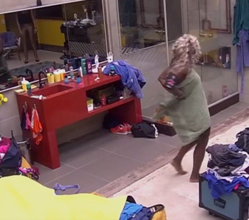 Só depois disso, Adélia decidiu se cobrir com a toalha