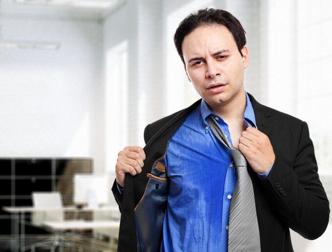 



A hiperidrose primária ou sudorese aumentada é uma doença
que causa suor excessivo na pessoa. Essa transpiração ocorre principalmente
na palma da mão, nas axilas, na planta dos pés, no couro cabeludo e no rosto


