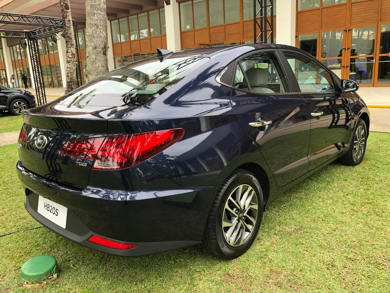 Traseira com linhas de cupê com lanternas integradas também lembram estilo do sedã Sonata